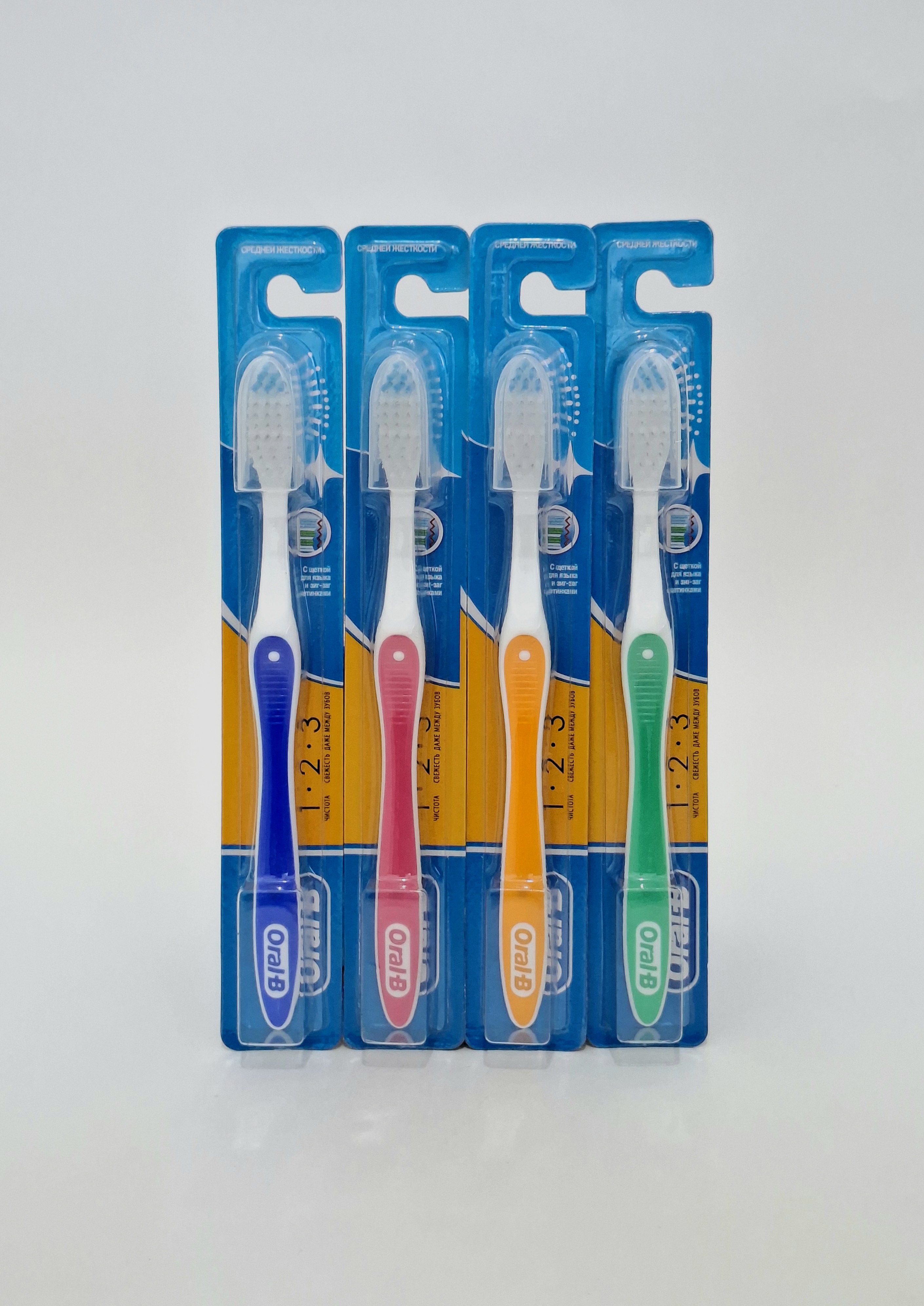 Зубная щетка Oral-B Shiny Clean 40 medium Проктер